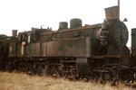 Im März 1975 waren schon vor Jahren ausgemusterte Dampfloklokomotiven in einer langen Reihe auf den Gleisen des Heizhauses Straßhof abgestellt, hier eine ÖBB-77 mit Giesl-Ejektor (ex