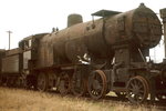 Im März 1975 waren schon vor Jahren ausgemusterte Dampfloklokomotiven in einer langen Reihe auf den Gleisen des Heizhauses Straßhof abgestellt, dazu zählte auch dieser Torso einer ÖBB-Zwillings-57 (ex kkStB Reihe 80)