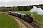 Ein Sonderzug des Martinsberger Lokalbahnvereins mit der 92.2271 zwischen den Orten Sprögnitz im Westen und Niedernondorf im Osten.