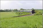 Ein Zug gewaltiger Länge unterwegs zum Oldtimertreffen nach Ernstbrunn. Entstanden ist die Aufnahme im zweiten Gleisbogen bei Hetzmannsdorf. Zuglok ist die 93.1420, die direkt hinter der Dampflok gereihte Diesellok ist kaum zu sehen. (07.05.2017) 