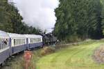 NLB 93.1420 und ÖGEG 392.2530 am 07.Oktober 2017 vor dem SR 16377 (Mistelbach - Ampflwang) zwischen Timelkam und Ampflwang.