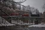 Hier überquert die 431.032 (ex ÖBB 93.1360) gerade die Brücke beim Zusammenfluss der Jizerka und Jizera. (12.01.2019)