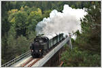 Weil es so schön war, noch eine Version. 93.1332 der NBiK bei der Querung des 239 Meter langen Rosenbach-Viadukt am 9.10.2021.