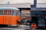 Vor der Weizer Werkstatt der StLB war die sonderbare Zusammenstellung eines Uerdinger Schienenbusses und der Dampflok 93 StLB, ex ÖBB 93.1420, zu bestaunen.