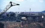 Der Bahnhof Schwarzenau im Jahre 1975: Schnappschuss aus einem Eilzug aus Gmünd mit der Aussenstelle Schwarzenau des Heizhauses Gmünd. Links im Hintergrund wird eine Lok der Reihe 93 versorgt, etwa in der Bildmitte das Einfahrsignal der aus Martinsberg-Gutenbrunn kommenden Nebenbahn.