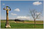 Einer der klassischen Stellen an der Strecke Retz-Drosendorf – das Wegkreuz nchst Pleiing. 93.1420 am Vormittag des 22.4.2010 mit ihrem Fotoperser von Retz nach Drosendorf.