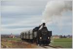 93.1420 mit unserem Fotozug 19253 von Retz nach Mistelbach Lbf mit Blick auf Alberndorf im Pulkautal am 10.12.2011.