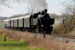 Sonderzug von Mistelbach Lokalbahn nach Dobermannsdorf unmittelbar vor dem Erreichen der Station Neusiedl-St. Ulrich [09.04.2012]