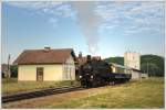 93.1420 mit ihrem 14851 von Mistelbach nach Hohenau am 28.5.2012 bei der Ausfahrt aus Prinzendorf-Rannersdorf.