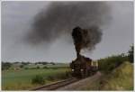 93.1420 mit ihrem 14851 von Mistelbach nach Hohenau am 28.5.2012 kurz vor Hauskirchen aufgenommen. Typisch fr das Weinviertel, eine  so genannte Kellergasse, wie sie hier im Hintergrund zu sehen ist.