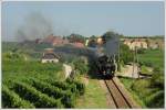 IGE-Eisenbahn Romantik sterreich Rundfahrt am 22.8.2012 von Wien ber Siegmundsherberg nach Aggsbach Markt und wieder retour nach Wien, ab Siegmundsherberg bis Aggsbach Markt und retour bis Drnstein Oberloiben mit 93.1420 und 93.1421 bespannt, aufgenommen in Unterloiben in der Wachau. (EK Schild entfernt)