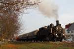 93 1420 vor dem Sonderzug der Kaltenleutgebnerbahn kurz vor dem Bahnhof Perchtoldsdorf; am 11.11.2012