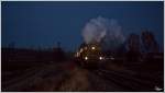 Nchtens in Dobermannsdorf - Dampflok 93.1420 vom Verein  Neue Landesbahn  fhrt mit dem Nikolauszug von Mistelbach nach Hohenau und wieder retour. 
8.12.2012