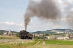 Kurz nach der Ausfahrt aus Ernstbrunn kmpft sich die 93.1420 mit ihrem Zug den Anstieg hinauf. (29.06.2013)
