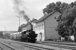 Anlsslich der Vermhlung eines Vereinsmitgliedes setzte der Verein Neue Landesbahn am 20.Juli 2013 einen Sonderzug von Mistelbach LB nach Hohenau und zurck in Verkehr. Das Bild zeigt die NLB 93.1420 mit dem SR 17313 in Mistelbach LB.

