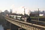 NLB 93.1420 fhrt am 14.Dezember 2013 mit dem SR 17950 (Praterstern - Schnberg am Kamp) kurz vor der aufgelassenen Hst. Strandbder ber die Donaubrcke.