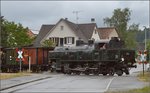 Mit Gruß an den Lokführer, der tags zuvor die Luftpumpe reparierte. 378.78 alias 93 1378 passiert den Bahnübergang in Wittlingen. Juli 2016.
