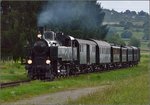 Eigentlich sollte dieser Traum von einer Museumseisenbahn viel bekannter sein. Hier stimmt alles. Gepflegte Strecke, passender historischer Wagenpark, einfach eine Vicinalbahn erster Güte. 378.78 alias 93 1378 mit dem sonntäglichen Zug aus Haltingen nach Kandern. Wittlingen, Juli 2016.