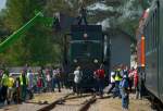 Einer arbeitet, und alle anderen sehen zu;-) Momentaufnahme beim Oldtimer Treffen in Ernstbrunn, Niedersterreich am 03.05.2009.