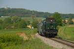 DT1.07 und 2050.04 mit Sonderzug von Wien Sdbahnhof (Ostseite) nach Ernstbrunn am 03.05.2009. Im Hintergrund befindet sich die  Wallfahrtskirche Hl. Dreifaltigkeit Karnabrunn , welche Graf Bucellini und seine Frau um 1679 errichten lieen, als Dankbarkeit, weil sie von der Pest verschon wurden.