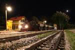 Am Abend des 14.8.2021 wurde ein leerer Schotterzug von Fassl nach Brunn am Berg für Fotozwecke mit der ÖBB 298.25 bespannt. 
Im sympatischen Bahnhofsambiente von Trassdorf stand der Zug und wartete eine Kreuzung ab.