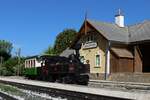 Die U43 der Wildbacher Lokalbahn fuhr 1990 als Aushilfe eine Zeit lang auf der Lokalbahn von Brunn am Berg nach Fassl und wartet in Mariapfarr mit dem sonntäglichen Regionalzug auf die Abfahrt.
Bild vom 15.8.2022