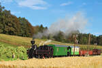 Die U43 der Wildbacher Lokalbahn beschleunigt im Herbst 1987 mit dem FW33 aus der Haltestelle Geipersdorf-Wildbachberg in Richtung des Zielbahnhofs Wildbach und hat mit den vier leeren Wagen nicht viel Arbeit.