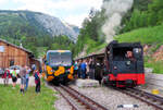 Zwei Züge und viele begeisterte Fahrgäste: Der 'Salamander' überholt den Dampfzug in der Station Baumgartner.