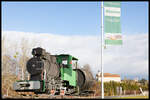 Im Herbstlicht wartet die kleine Dampflok am Kreisverkehr in Staint die für den Flascherlzug wirbt auf den Winter.