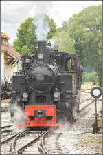 Durch das Anbrennen bildet sich in der Rauchkammer einer Dampflokomotive Kondenswasser .