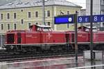 Natürlich habe ich mich geärgert, dass ich am falschen Bahnsteig stand (wie auch über das Regenwetter). Abes es ist doch noch ein passables Foto von der SLB V 86 (und V 84) geworden (= BR 2000 / SLB 92812000086-6). 29.04.2019, Salzburg Hbf.

