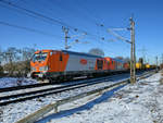 Die Diesellokomotiven 247 902 & 2016 907 ziehen einen langen Bauzug, so gesehen im Februar 2021 in Lintorf.