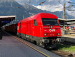 ÖBB 2016 042-1 mit einem kurzen Güterzug bei der Durchfahrt durch Innsbruck Hbf.