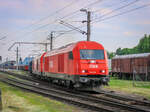 Graz. Am 18.06.2021 zieht die ÖBB 2016 091 einen Güterzug in Richtung Graz, aufgenommen bei der Ausfahrt nach einem kurzen Aufenthalt in Graz Ostbahnhof-Messe.