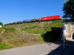 2016 068-6 zieht den Zwölfteiligen Kesselwagenzug 47851 entlang der Innkreisbahn, und weiter zum Bestimmungsbahnhof Lenzing; 210531