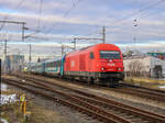 Graz. Am 12.12.2021 fand wieder der europäische Fahrplanwechsel statt. In der Steiermark kamen zusätzlich die Züge <i>IC/MV 310</i> und <i>MV/IC 311</i> sowie <i>IC 312</i> und <i>IC 313</i> dazu, welche in Österreich mit einer ÖBB 2016 sowie ungarischen MAV-IC-Wagen geführt werden. Den neuen Zug konnte ich am 18.12.2021 bei der Ulrich-Lichentstein-Gasse fotografieren.