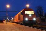 Pünktlich kam am Abend des 7.4.2022 der IC310  Drava/Drau  in Szentgotthard an.
Nachdem die GySEV 470 vom Zug wegfuhr bespannte die 2016 089 den Zug bis Graz Hbf wo eine 1144 weiterfuhr.
Zur blauen Stunde wartet der Zug auf die Abfahrt in Szentgotthard.