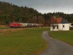Auf der Fahrt von Vils nach Reutte in Tirol/Hall in Tirol fährt 2016 041 mit den 4 Güterwagen am 11.11.2014 am Ort Musau vorbei.