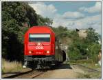 Fr die Rckfahrt des EZ 6986 „Studengau“ von Krems nach Linz/Donau Hbf whlte ich am 23.6.2007 die Haltestelle Stein-Mautern. Normmalerweise mit einer Lok der Reihe 2X43 bespannt war an diesem Tag leider 2016 075 am Zug. Auf der anderen Seite ist das ja auch wieder eine  Spezialitt , denn die Reihe 2016 ist in der Wachau zur Zeit noch so gut wie nie anzutreffen.