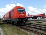 2016 065-2 schiebt eine CS-Garnitur in den Bhf. Ried; 220415