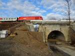 2016 xxx-x wagt sich mit dem CS-Zug R5965 über die, zum Schutz gegen Bauschmutz verhüllte, Behelfsbrücke bei BK20,845 der Innkreisbahn; 221228