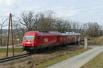 Am 22. Februar 2023 fuhr der Oberbaumesswagen 99-75 100, gezogen von 2016 029, durch die Bahnhaltestelle Raggendorf. (Zugnummer 94912)