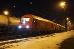 Mit einem Schlammkreidezug von Ogulin in Kroatien kommend warten in der Nacht am 4.3.2026 die 2016 092 und die 1293 044 in Spielfeld-Straß auf die Abfahrt nach Gratwein-Gratkorn.
Mangels einer weiteren E-Lok sowie des hohen Zuggewichts von knapp 2500t wurde dieses spezielles Tandem gewählt.