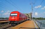 Im Jahr 2020 wurde auf der Marchegger Ostbahn noch mit Diesel gefahren. Für die REX-Leistungen Wien - Bratislava waren Dieselloks der Baureihe 2016 zuständig, die Garnituren wurden aus ÖBB-City-Shuttle- sowie ZSSK-Reisezugwagen zusammengestellt. Heute verkehren hier Vectrons der ZSSK und ÖBB mit österreichischen Fernverkehrswagen. Die Aufnahme zeigt die 2016 012 mit einer solchen Zugleistung am 13.08.2020 bei der Durchfahrt der Haltestelle Wien Praterkai Richtung Osten.