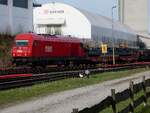 216 062-9 bringt eine Hilfsbrücke im Bhf. Ried zur Einbaustelle; 260409