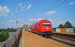 Als auf der Marchegger Ostbahn noch mit Diesel gefahren wurde, war die Baureihe 2016 vor Reisezügen aus ÖBB-CityShuttle-Wagen ein gewohnter Anblick. Stets waren in den Leistungen zwischen Wien und Bratislava auch Wagen der ZSSK eingereiht. Exemplarisch hierfür zeigt dieses Bild vom 13.08.2020 den von 2016 039 geführten REX 2521 von Bratislava hl.st. nach Wien Hbf bei der Durchfahrt durch die Haltestelle Wien Praterkai.