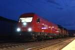 Die 2016 088 brachte am 2.6.2026 die 1063 016 und die 1063 032 von Knittelfeld nach Graz und wartet zu blauen Stunde in Niklasdorf auf die Weiterfahrt.