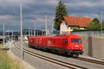 Der neue Nahverkehrsknoten Raaba mit der neu errichteten gleichnamigen Haltestelle befindet sich im Bahnhof Messendorf. 
Die 2016 054 und die 2016 087 warten hier am 9.7.2026 als Lokzug von Graz kommend auf die Weiterfahrt nach Feldbach.