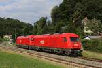 Der Bahnhof La�nitzh�he ist der h�chste Punkt der steirischen Ostbahn undScheitelpunkt der Strecke.
Er besitzt auch noch sein altes Bahnhofsgeb�ude, das allerdings keine betriebliche Funktion mehr hat.
Als Lokzug von Graz kommend warten hier am 9.7.2026 die 2016 054 und die 2016 087 auf die Weiterfahrt nach Feldbach.