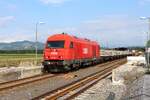 Von Mitte Juni Juli bis Mitte Oktober ist die ehemalige GKB-Strecke zwischen Lieboch und K�flach wegen Bauarbeiten gesperrt.
Eine gr��ere Baustelle ist hierbei der Bahnhof S�ding-Mooskirchen.
Die 2016 081 hat am 21.7.2026 als Arbeitszuglok einige G�terwagen mit neuen Schwellen zur Baustelle gebracht.